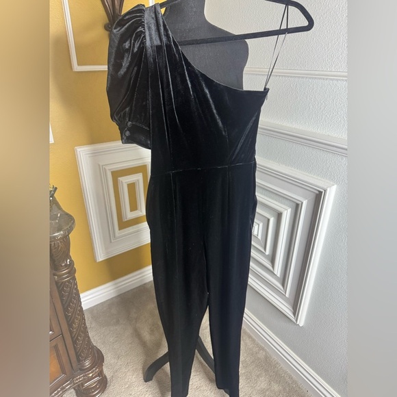 Elegant Black One-Shoulder Jumpsuit - Picture 7 of 8